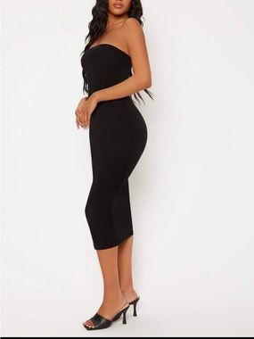 NWOT black tube body-con midi dress size MEDIUM